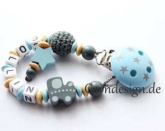 hellblau-graue Schnullerkette mit Häkelperle, Stern, verschiedenen Perlen, bedrucktem Clip und einer Perle in Holzeisenbahn-Form